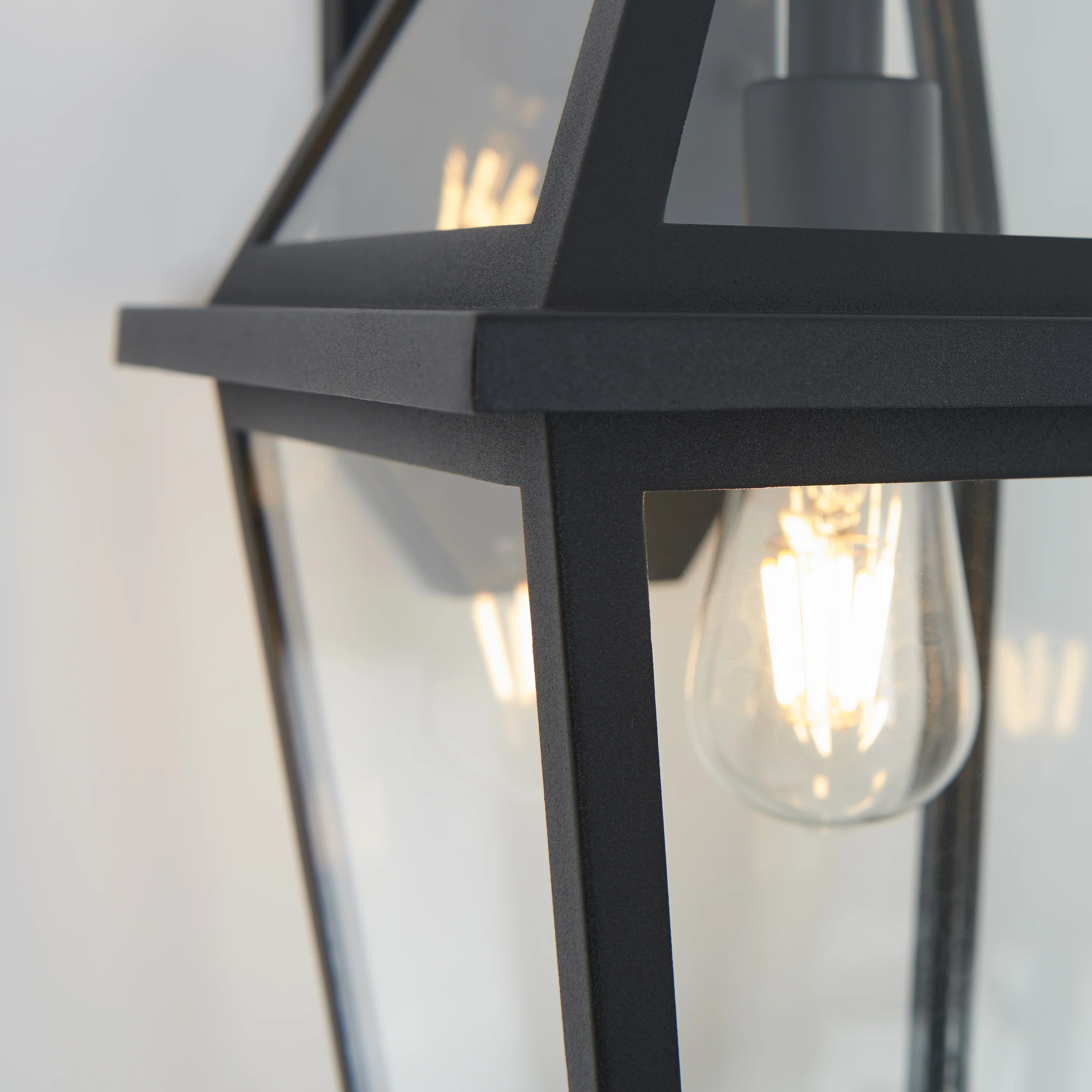 Colonial outdoor lantern wall light - Image 4